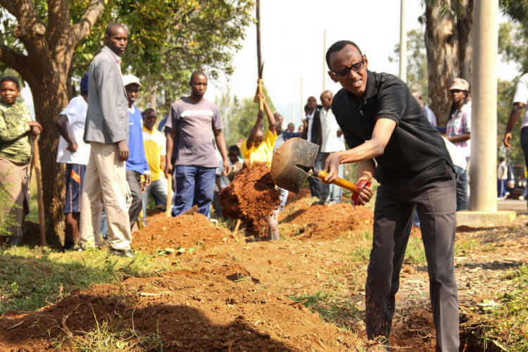 President Kagame joins citizens for Umuganda _ blog.swaliafrica.com